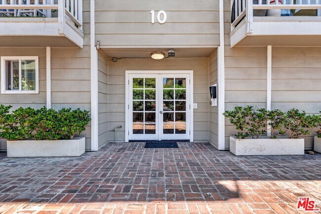 Building Photo - 10 19th Ave