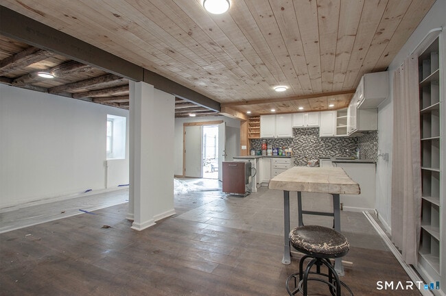 Building Photo - 85 Banks Rd