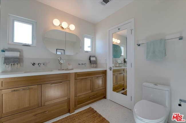 Building Photo - 211 Bellino Dr