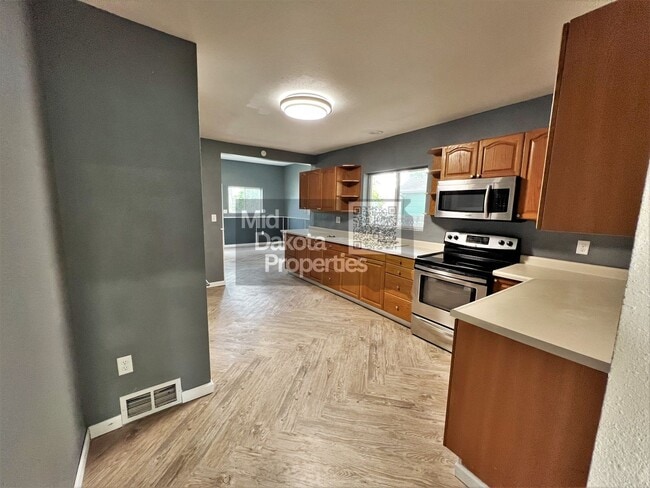 Building Photo - 404 S Minnesota- 4 Bedroom, 2 Bathroom House