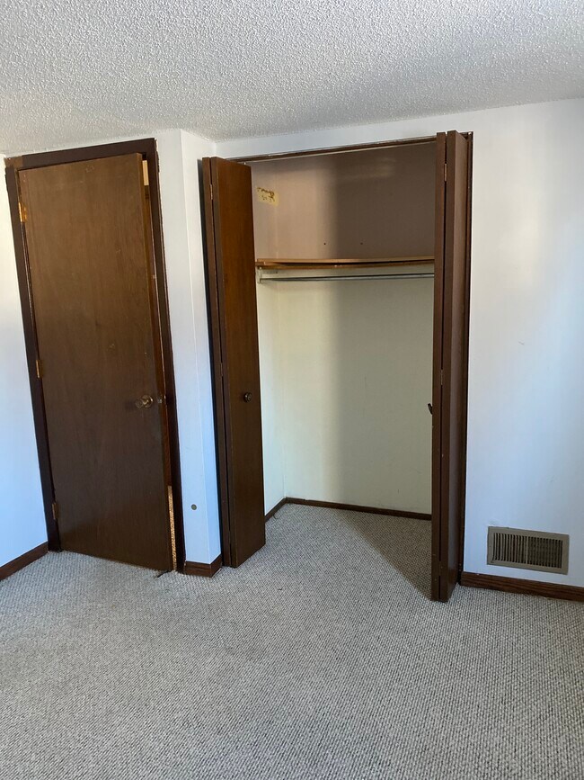 downstairs bedroom - 2639 Skyview Ct