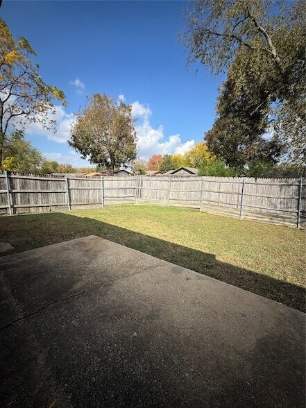 Building Photo - 1925 Bosque Dr