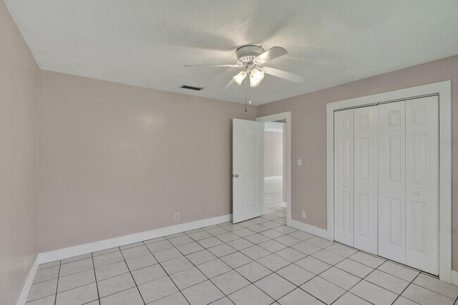 Building Photo - 7010-7012 NW 78th Ave