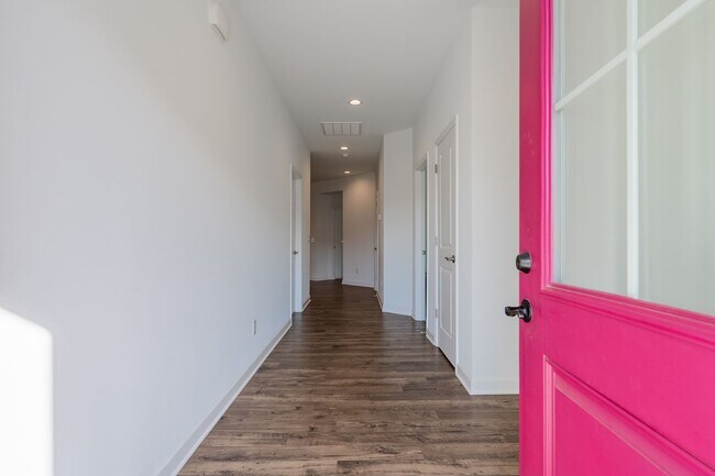 Building Photo - Modern Home with Open Floor Plan in Blacksburg