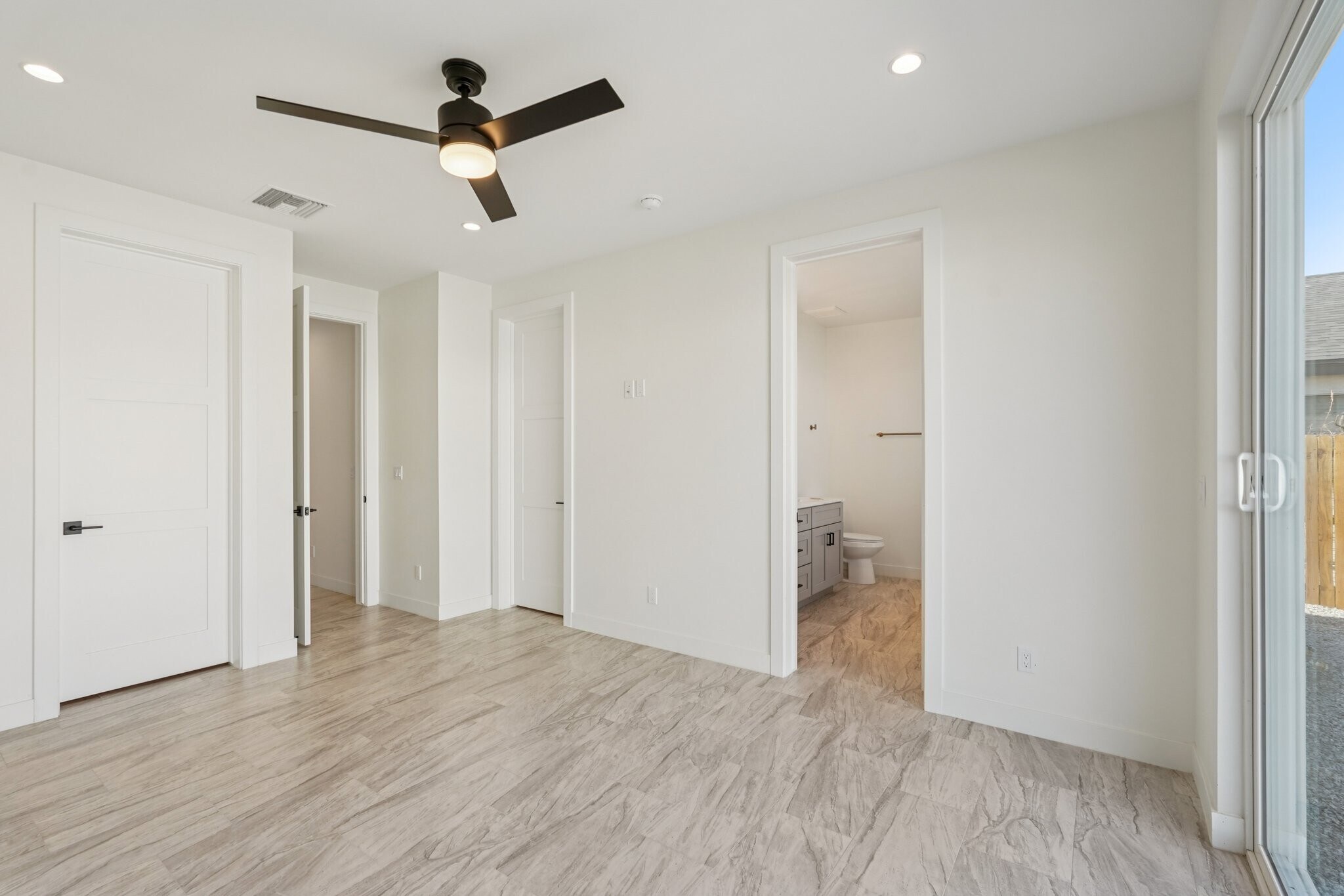 Building Photo - 910 E Roma Ave