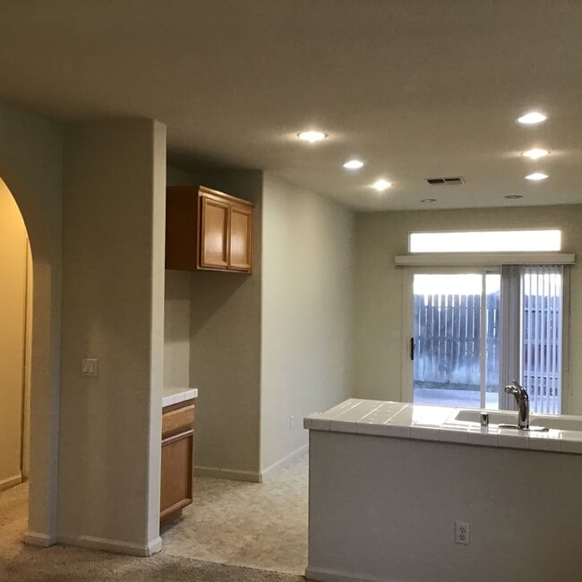 Building Photo - Beautiful Natomas area home on corner lot