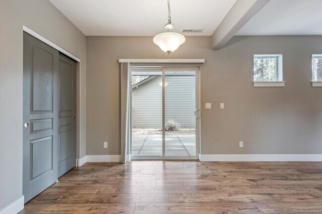Building Photo - Modern 3 BR home on beautiful wooded lot in Sisters
