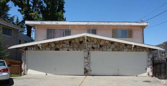 Primary Photo - 3135 Maple Ave