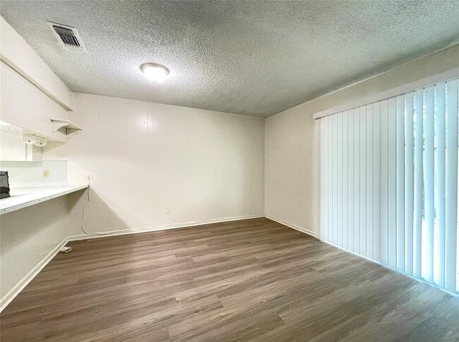 Building Photo - 904 N Meadows Dr