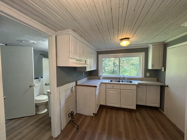 Building Photo - Beautifully Renovated 3-Bedroom Home with Expansive Yard and Private Deck in Graysville