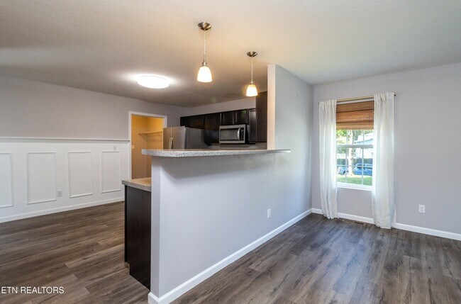 Building Photo - 524 Midlake Dr NE