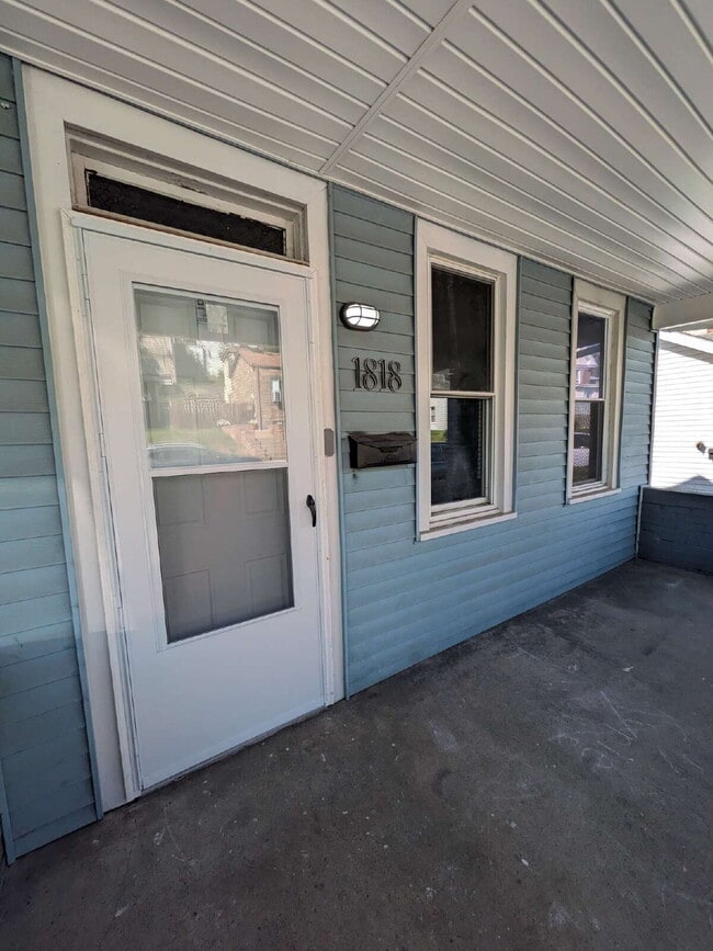 Building Photo - Newly Updated 3 bedroom in Carrick! Section 8 is considered