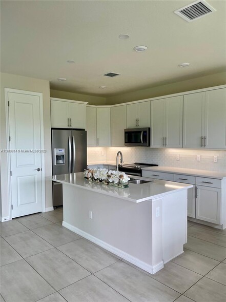 Building Photo - 4615 Greenway Dr