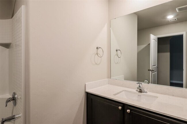 Building Photo - 421 St James Pl