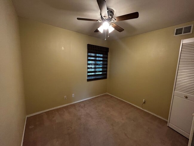Building Photo - 3 Bedroom house two blocks from the shell ...