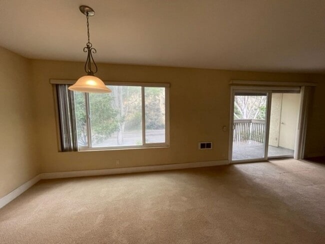 Building Photo - 2 bedroom, 2 bath top floor condo in La Jolla