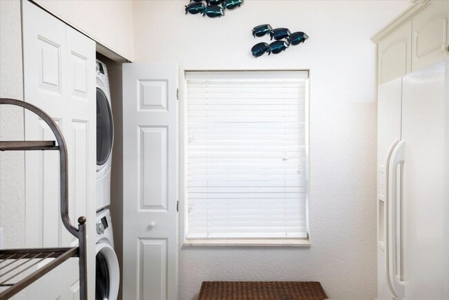 Building Photo - Seasonal Waterfront Living | Available April 15 – October 31