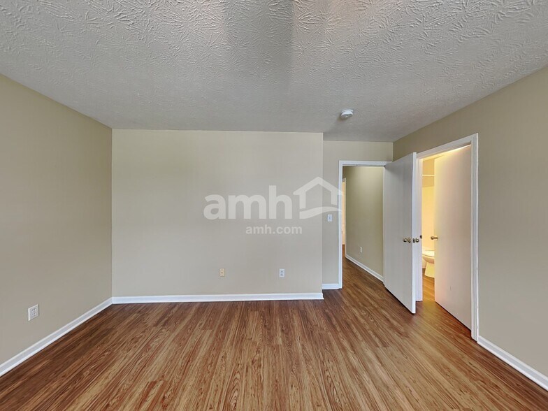 Building Photo - 220 Hartford Ct