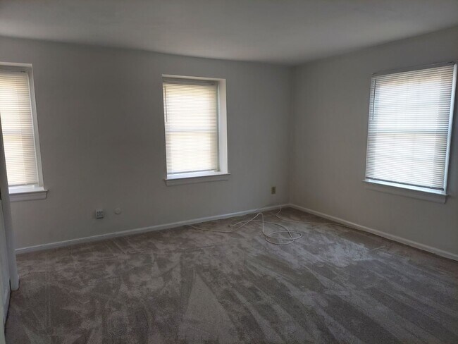 Building Photo - 5 BR 2.5 SINGLE FAMILY HOME