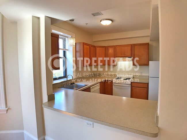 Building Photo - 881 Massachusetts Ave