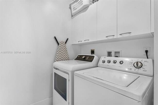 Building Photo - 16001 Collins Ave