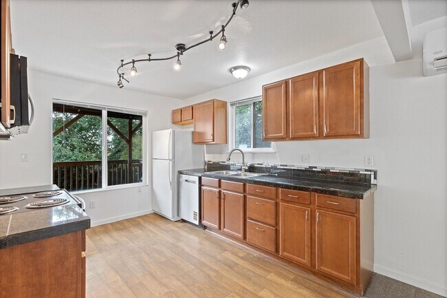 Building Photo - ALK - 1820 Sylvan Highlands Triplex