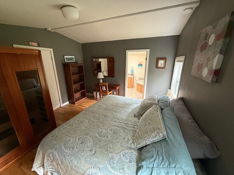 Master bedroom - 126 Charlie Ln