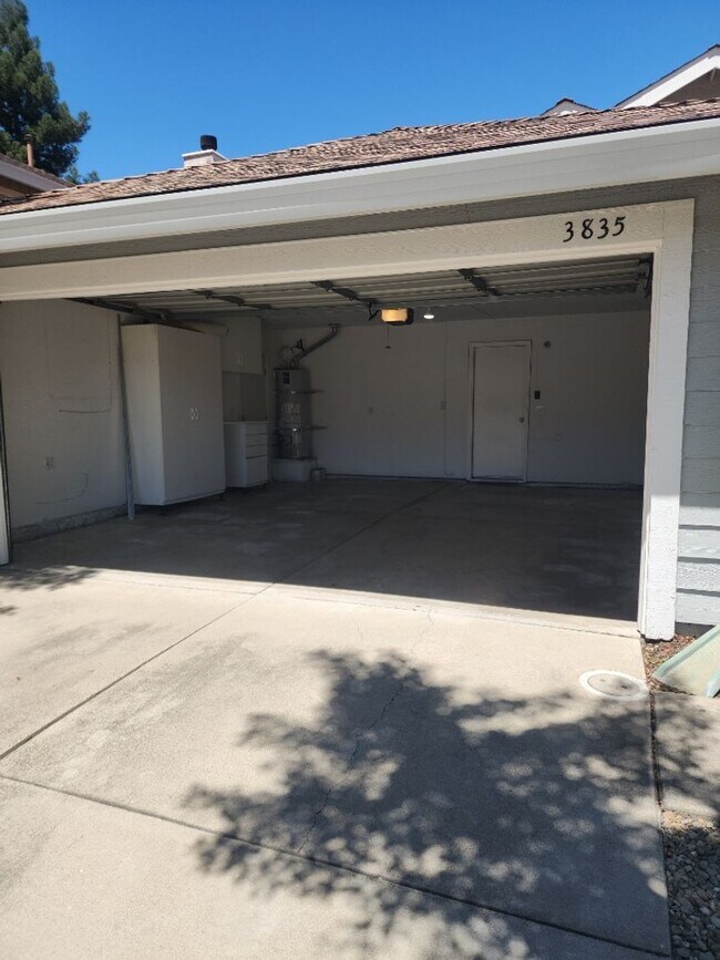Building Photo - Antelope Single Story, - 3 bedroom, 2 bath - Separate Living Room, Family Room w/fireplace  Low M...