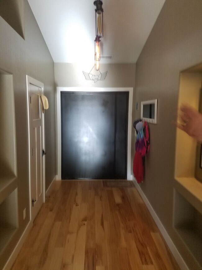 Building Photo - Beautiful Boulder Pointe Home! 3bd / 2ba + Office - No Students! - Small Pets Considered!! Avail....