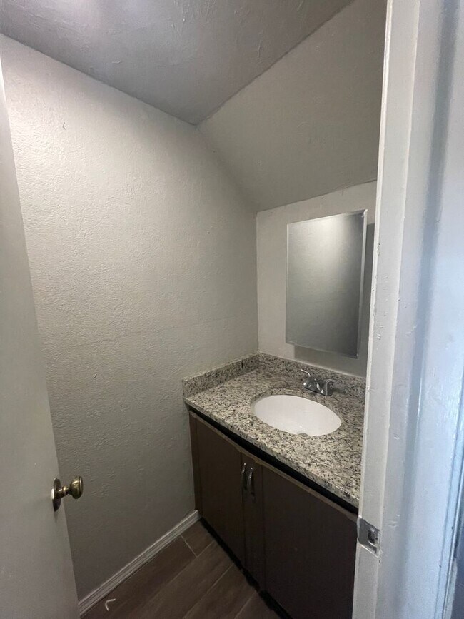 Building Photo - 3 Bed Duplex OKC