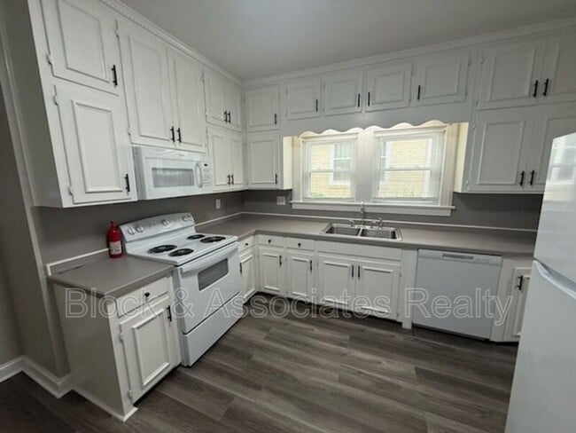 Building Photo - 1007 Sunset Ave