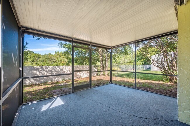 Building Photo - Renovated Apartment in the Heart of Carollwood