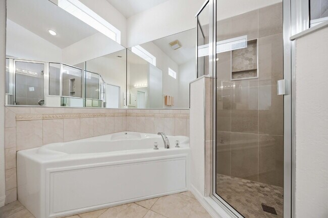 Building Photo - "Spacious 4-Bedroom Retreat with 3 Full Baths in Rotonda West Pinehurst!"
