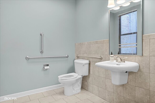 Building Photo - 202 W Main St