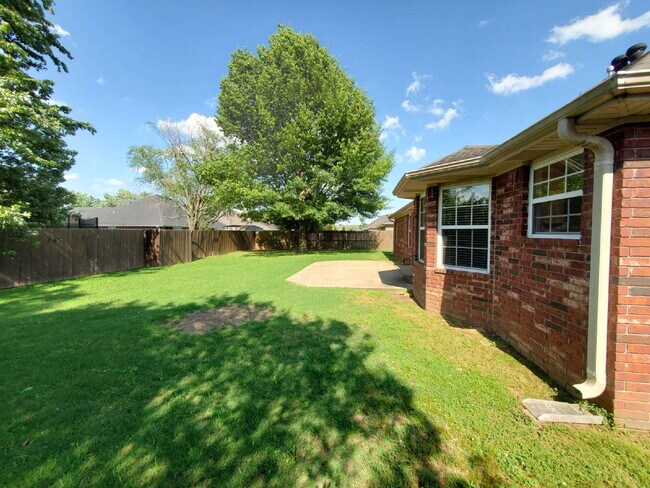 Building Photo - "Spacious 4-Bed Home with Granite Touch & ...