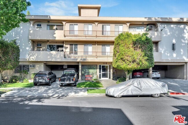 Building Photo - 1110 S Oakhurst Dr