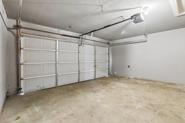 Building Photo - 2656 Bradley Ln