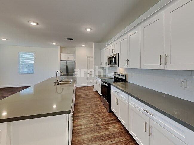 Building Photo - 3376 Blodwen St