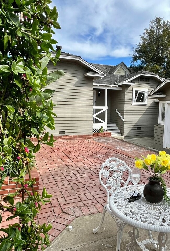 Building Photo - Quintessential Ventura 1 bed rear unit with LARGE, PRIVATE, BEAUTIFUL OUTDOOR LIVING AREA