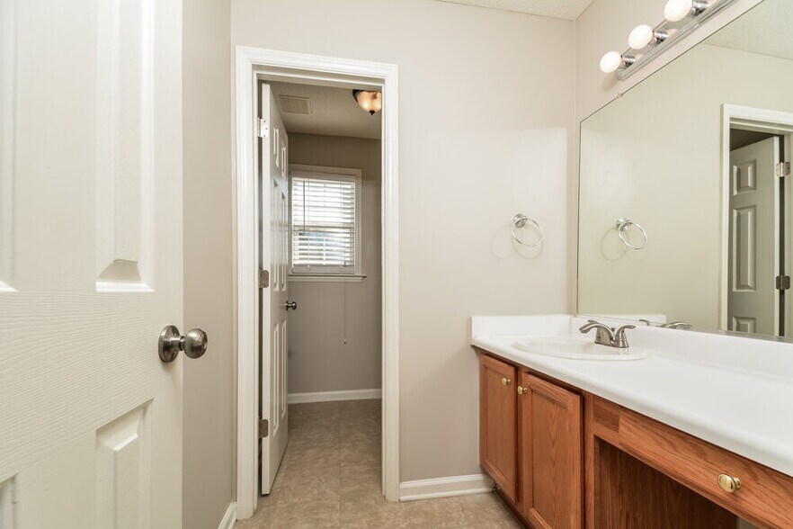 Building Photo - 313 Alder Ln