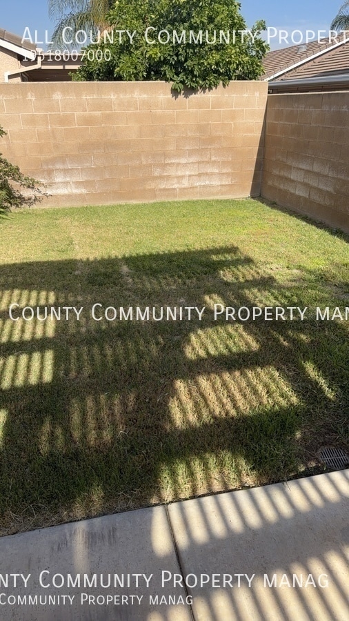 Building Photo - 2277 Oak Ave