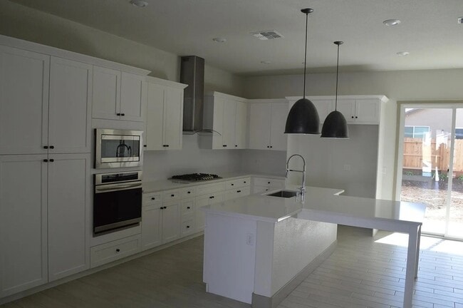 Building Photo - 2430 Bastidas Dr