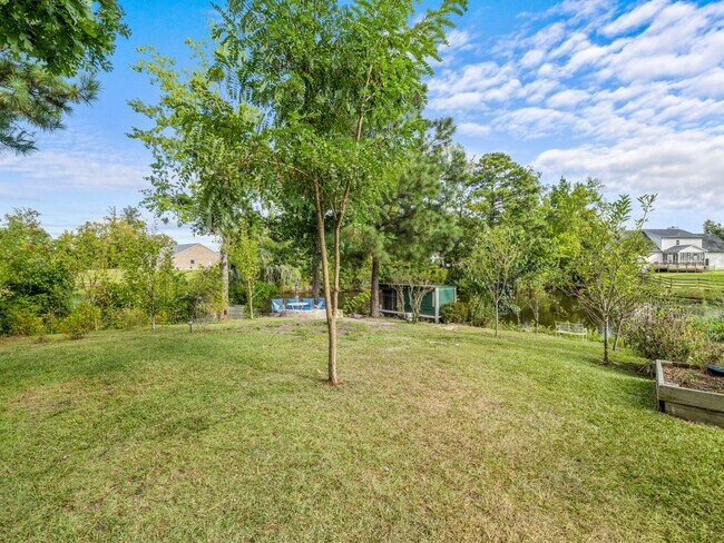 Building Photo - Beauty by the Water!
