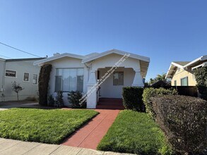 Building Photo - Berkeley Gem w/plenty of outdoor space...available now!