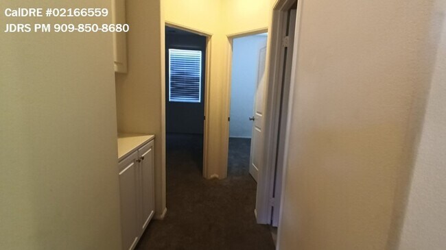 Building Photo - Eastvale 3 Bedroom Condo