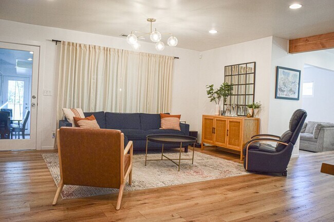 Building Photo - Semi furnished!