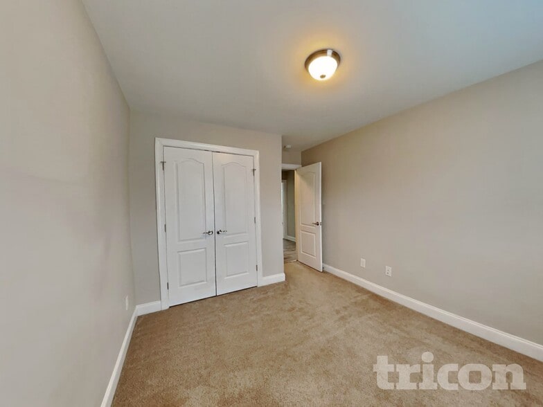 Building Photo - 335 Oxfordshire Dr