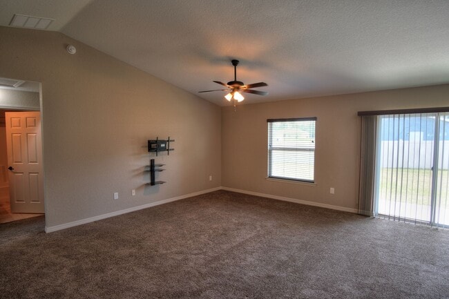 Building Photo - Spacious 4/2/2 Available Now!