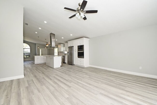 Building Photo - Beautiful Home in Alafaya Woods Totally Remodeled