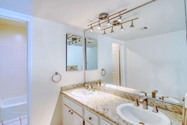 Building Photo - 938 18th St